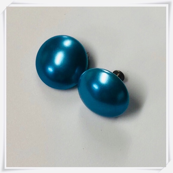 Vintage blue acrylic button earrings - Picture 4 of 6